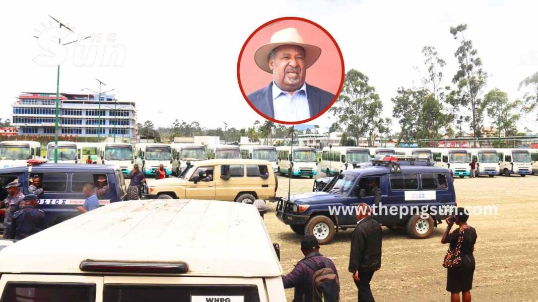 Insert is the image of Wai Rapa. Police vehicles and buses gathered at Queen’s park this morning to convoy to Goroka.
